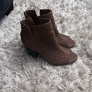 Peep-toe perforated tan Sugar brand heels- 7